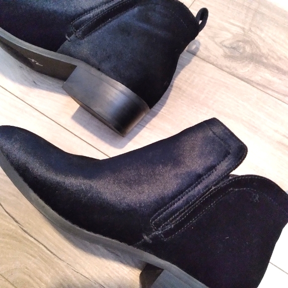Just Fab Velvet-like Black Ankle Boots Size 9 - Picture 2 of 6